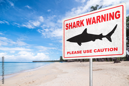 Foto A shark warning sign at the beach