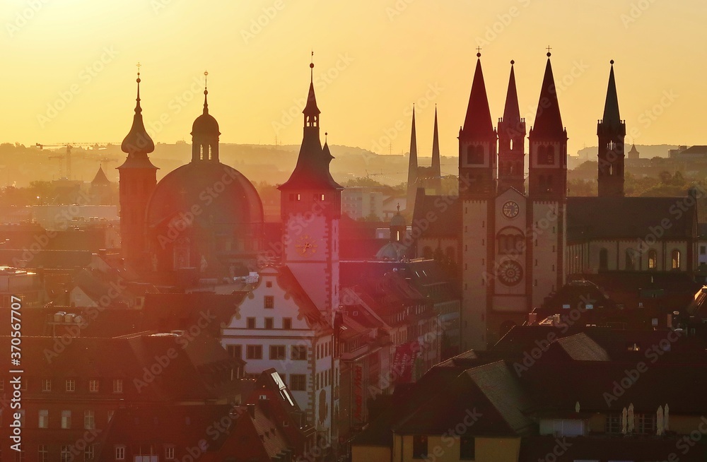 Würzburg, Altstadt bei Sonnenaufgang
