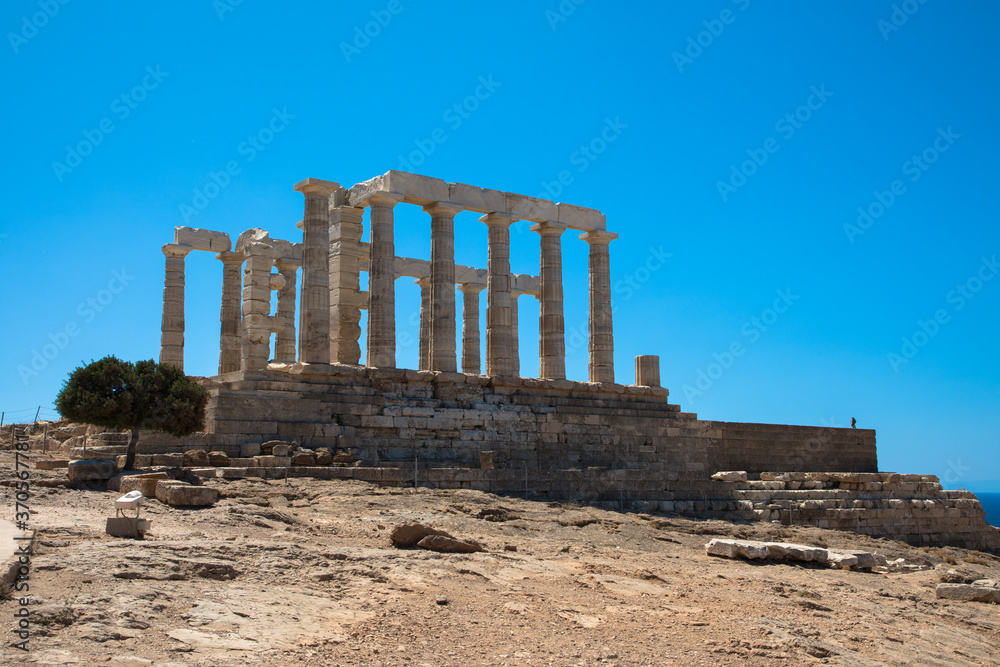 Obraz premium The Temple of Poseidon, dating back to 440 B.C, Cape Sounion, the southernmost point of the Attica peninsula, Greece