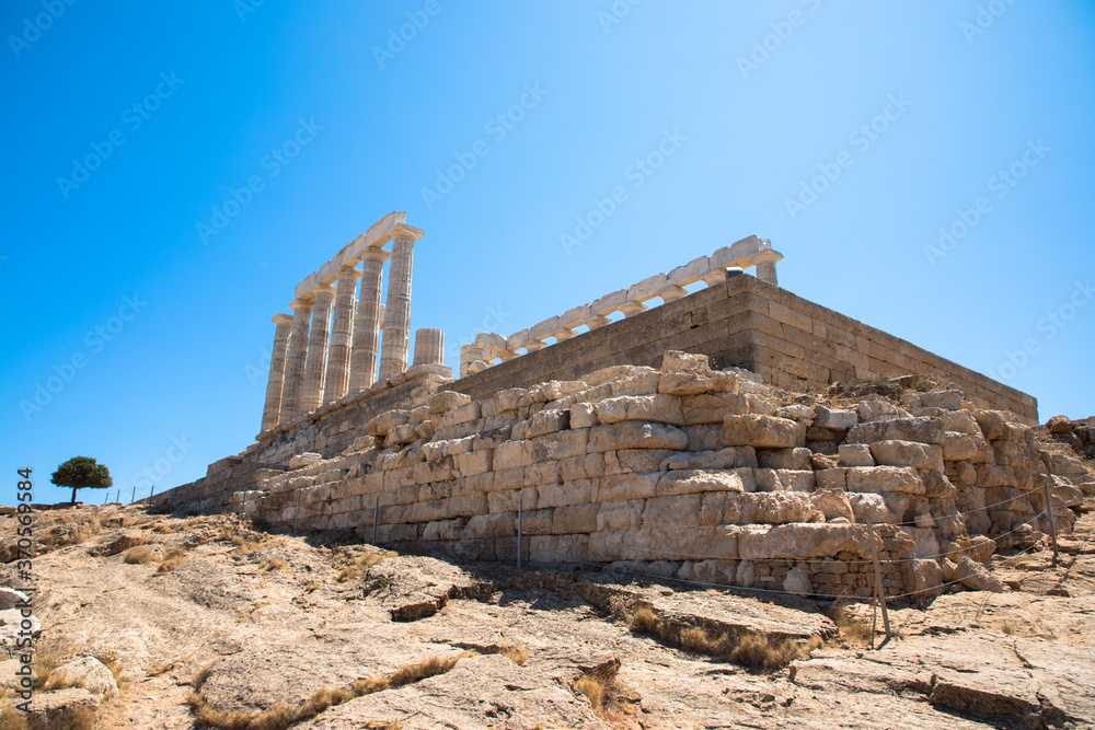 Obraz premium The Temple of Poseidon, dating back to 440 B.C, Cape Sounion, the southernmost point of the Attica peninsula, Greece