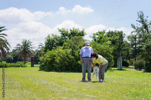 感染症に気を使いながら散歩をする高齢の夫婦 © maroke