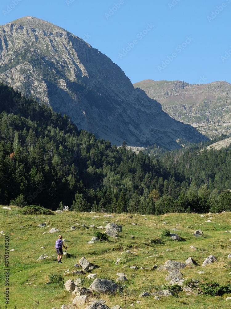 Jeune femme randonneur qui marche en montagne dans la vallée de l'Orri dans les Pyrénées Orientales en pays catalan en Languedoc