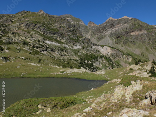 Fototapeta Naklejka Na Ścianę i Meble -  lac de montagne des Pyrénées Orientales dans la région Languedoc du pays catalan