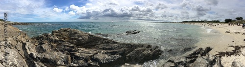 Le long de la côte et de la plage à La Pointe de Combrit en Bretagne Finistère Cornouailles France