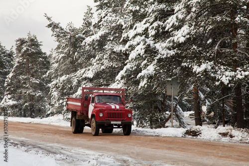 Old soviet fire truck in winter forest © Дэн Едрышов