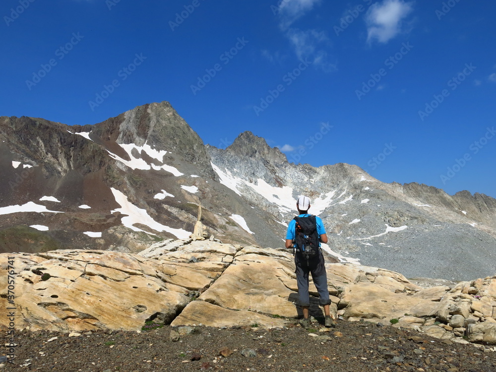 Randonneur devant la montagne avec neige des pyrénées du Parc National