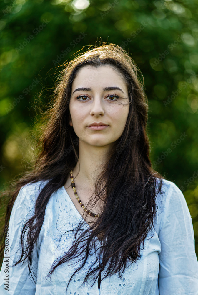 Naklejka premium Beautiful woman looking to camera