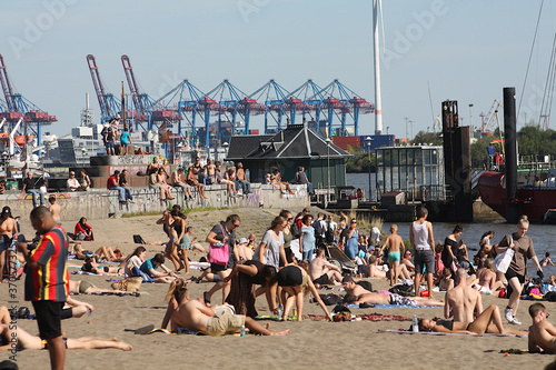 Menschen an einem sehr warmen Tag an der Elbe in Hamburg