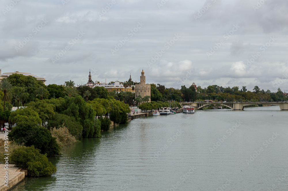 La Torre del Oro, en Sevilla, España, está situada en la orilla del Guadalquivir y fue construida en el siglo XIII por los musulmanes que gobiernan la zona en aquel momento.