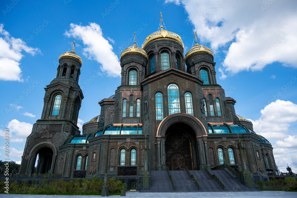 Obraz premium panoramic view of a dark temple with golden domes against a background of gray clouds