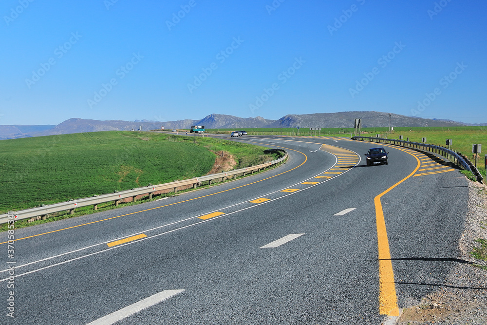 Traffic on the hilly N2 on a sunny day