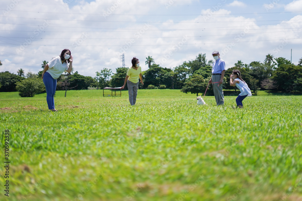 距離を確保してコミュニケーションを取る人々