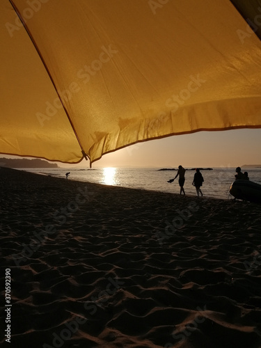 Una puesta de sol en la playa