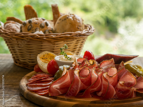 Foto Close-up of an authentic lunch in South Tyrol, Italy during a hike in the Mountains
