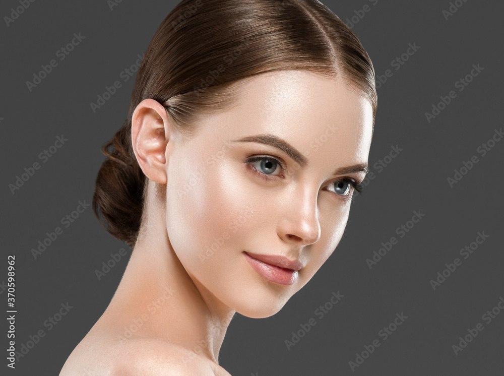 Naklejka premium Beautiful face woman healthy skin gray background