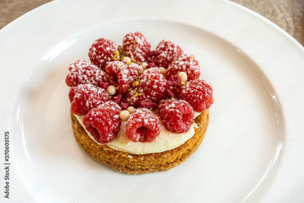 tartelette aux framboises dans une assiette tartelette aux framboises dans une assiette