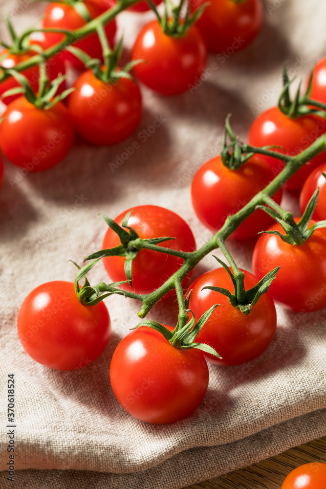 Raw Red Organic Cherry Tomatoes Raw Red Organic Cherry Tomatoes