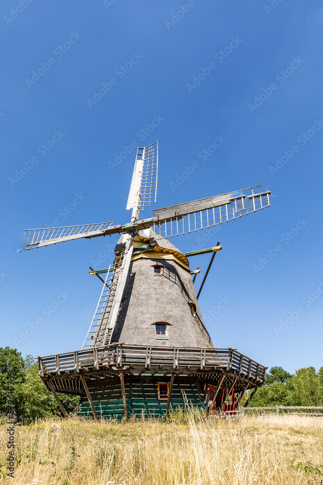 Naklejka premium windmill in the netherlands