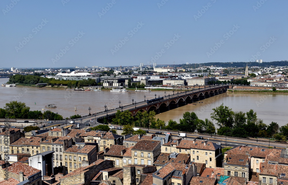 Blick auf Bordeaux und die Garonne