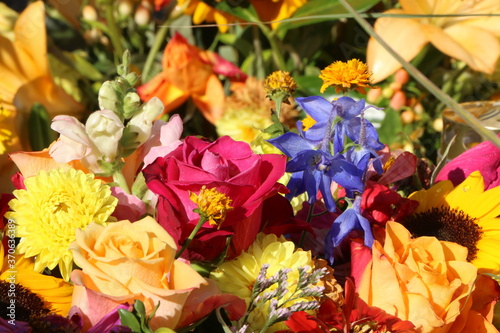 Bunter Sommerblumenstrauß, gemischtes Blumenarrangement, Floristik, Gärtnerei, Blumenfachgeschäft