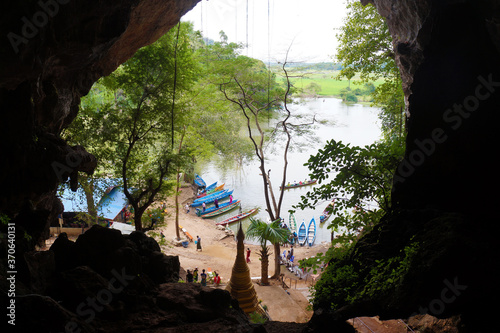 Ausgang und Eingang der Mahar Sadan Höhle - Hpa-An Myanmar photo