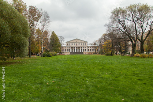 A small lawn in front of an old aristocratic estate © Дэн Едрышов