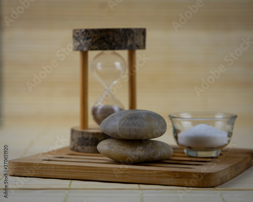 Hourglass on wood, relax time © Serrana