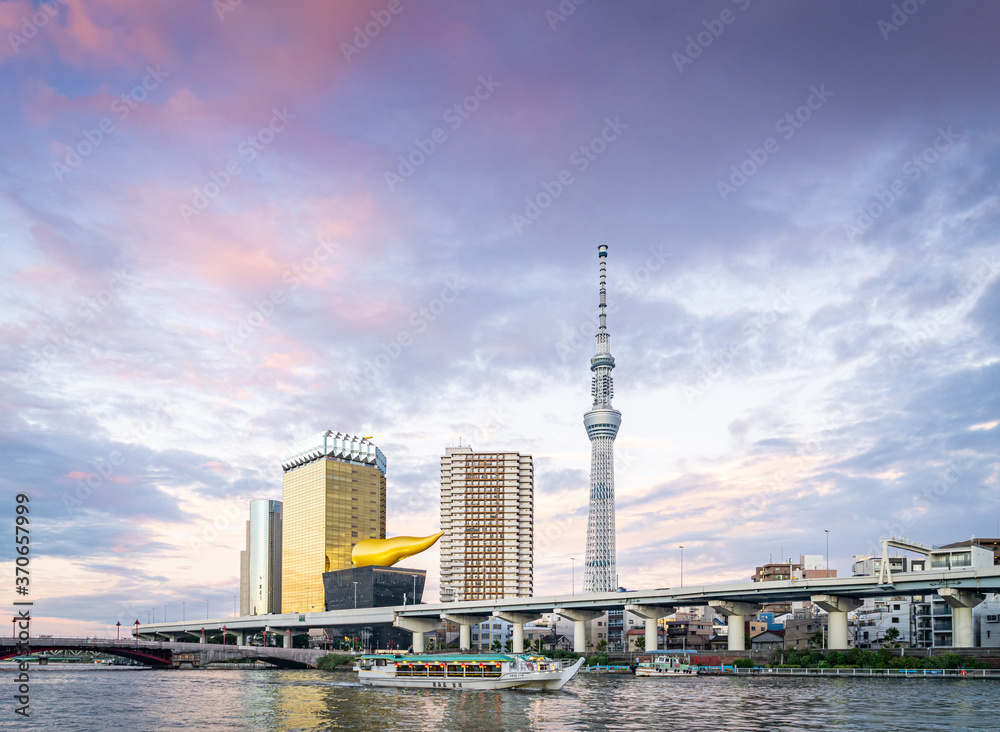 Obraz premium Tokyo Skytree i rzeka Sumida o zachodzie słońca