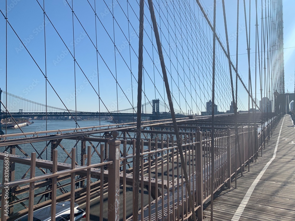 Fototapeta premium Brooklyn Bridge walkway view of river 