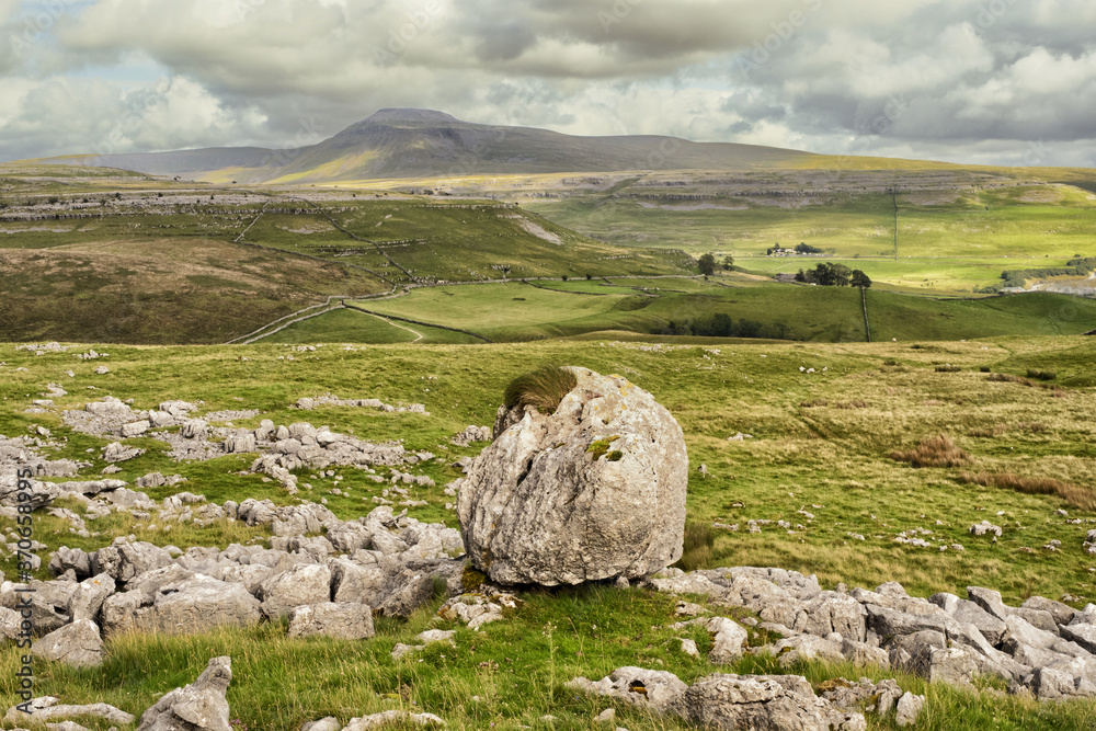Kingsdale Erratics abovErratic Oddities The striking erratic boulders resting on the pavements around Ingleborough are some of the most endearing features of the Dales landscape. So ‘out of e Ingleton