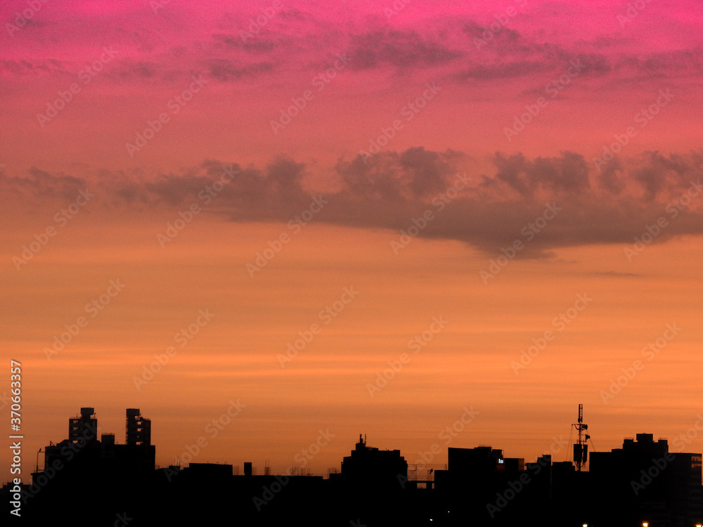 Silueta de ciudad y atardecer de Lima 