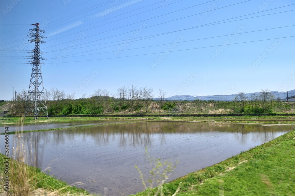 Obraz premium 山形新幹線車窓 米沢～置賜間 田園風景