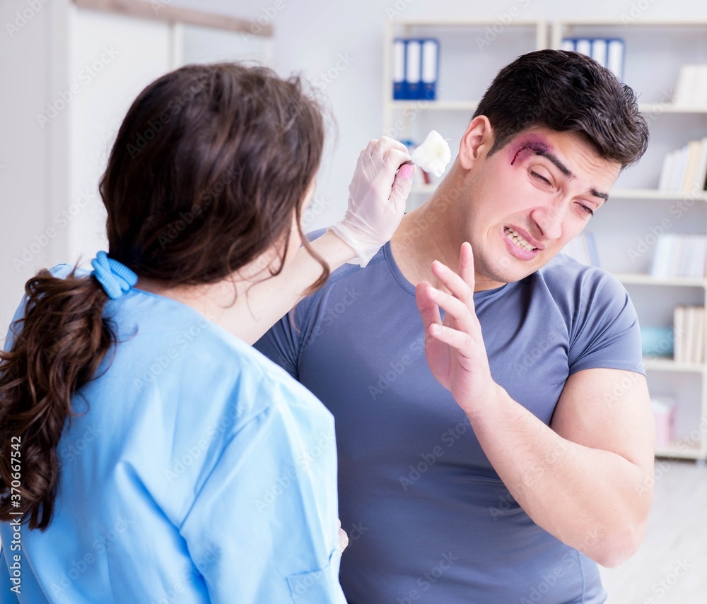 Obraz premium Young man visiting female traumatologist with black eye