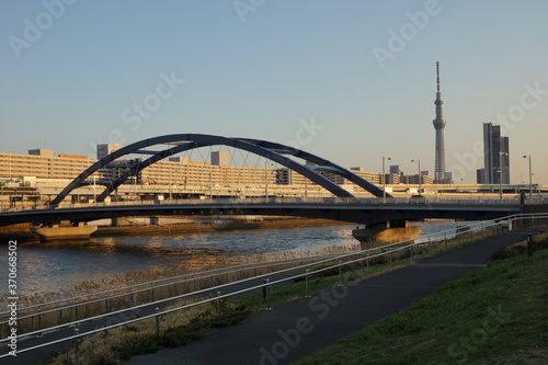 隅田川夕景 水神大橋と汐入公園のジョギングコース