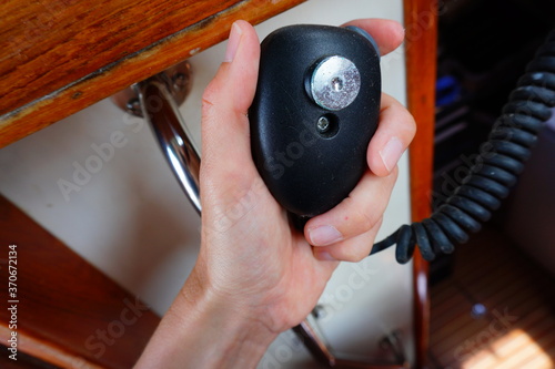 Safety of the use of VHF radio in pleasure boating and leisure sailing. Possibility of Mayday shipment and ask for help.
