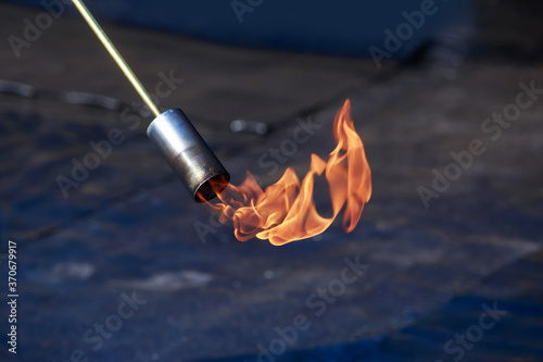 Gas burner with fire