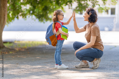 Canvas-taulu Parent and pupil go to school