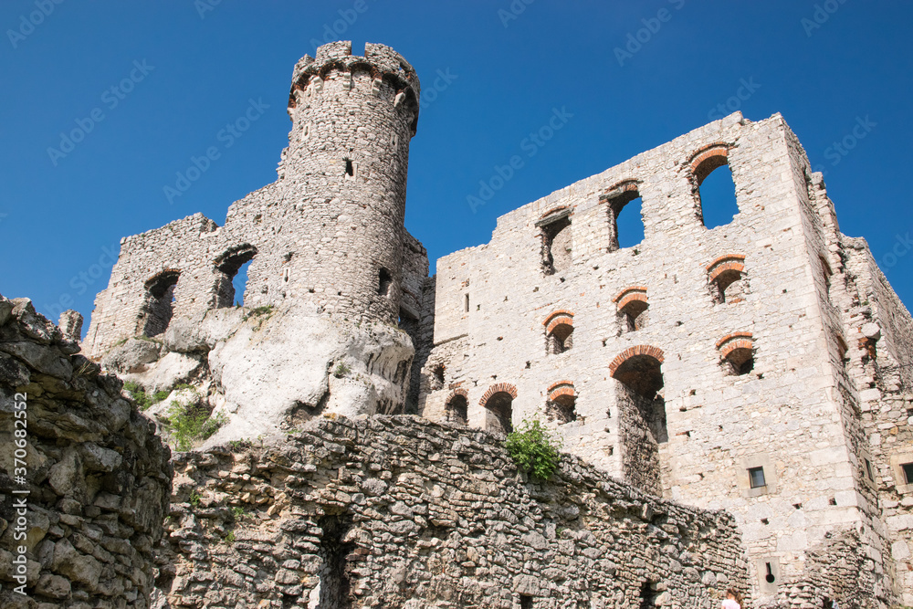 Średniowieczny zamek w ruinie