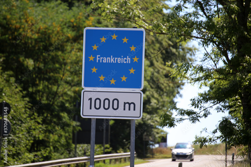PKW an der deutsch-französischen Grenze zwischen der Pfalz und Lothringen