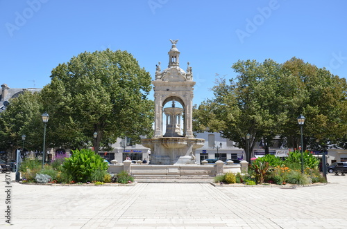 Fontaine place du 18 octobre à Châteaudun