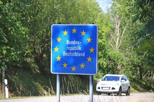 PKW an der deutsch-französischen Grenze zwischen Lothringen und der Pfalz. photo