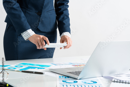 Fotografia Businesswoman doing photo of document