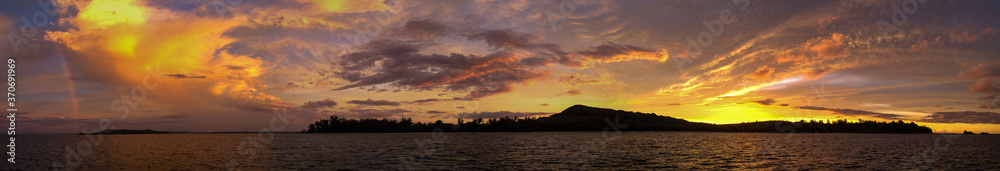 Couché de soleil sur l'île d'Antanimora, archipel des Radama - Madagascar