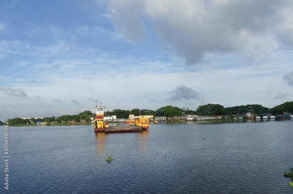 Obraz premium Daylight and sky view of the beautiful river. ferry passing the river in daylight.