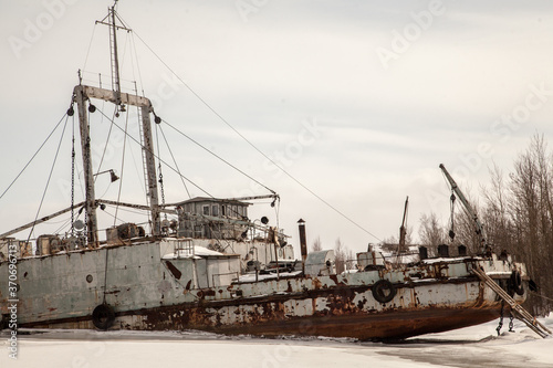 Abandoned white ship frozen in ice near lighthouse © Дэн Едрышов