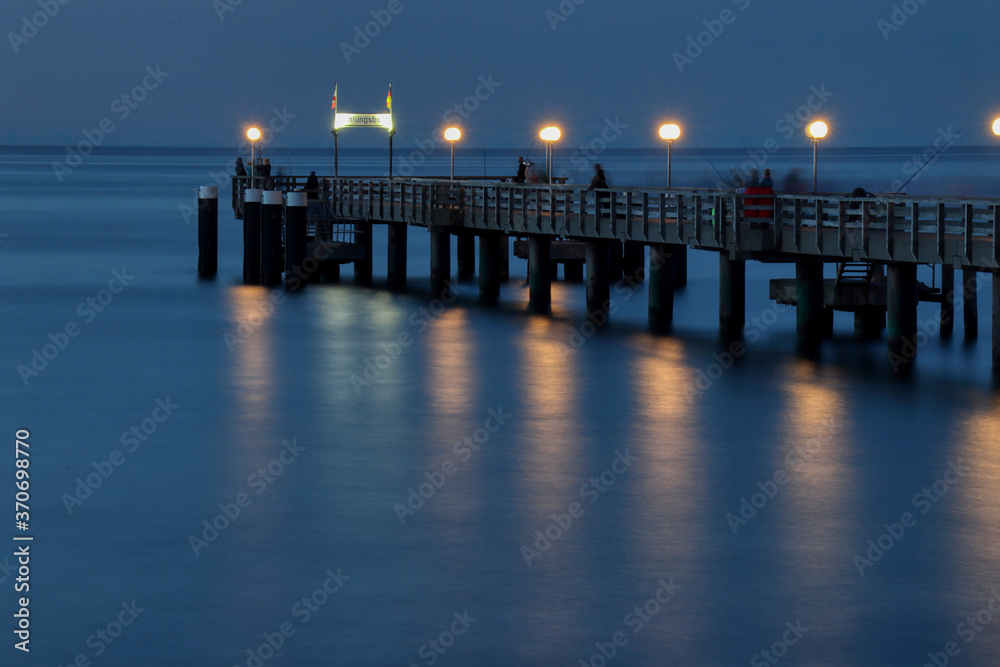 Fototapeta premium Seebrücke im Abendlicht bei Kühlungsborn, Deutschland 