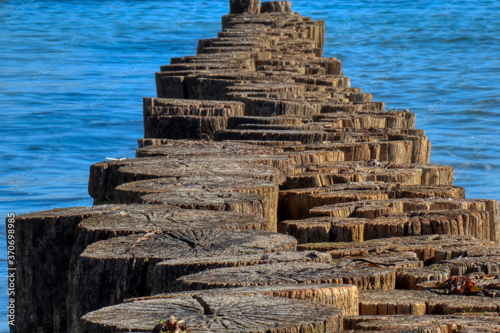 Fototapeta premium Holzbuhne am Strand von Kühlungsborn, Ostsee