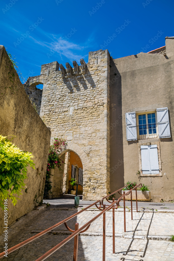 Saint-Mitre-les-Remparts, village médiéval des Bouches-du-Rhône en région Occitanie.