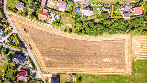 Prace rolnicze na polu z lotu ptaka, na Śląsku. Polska