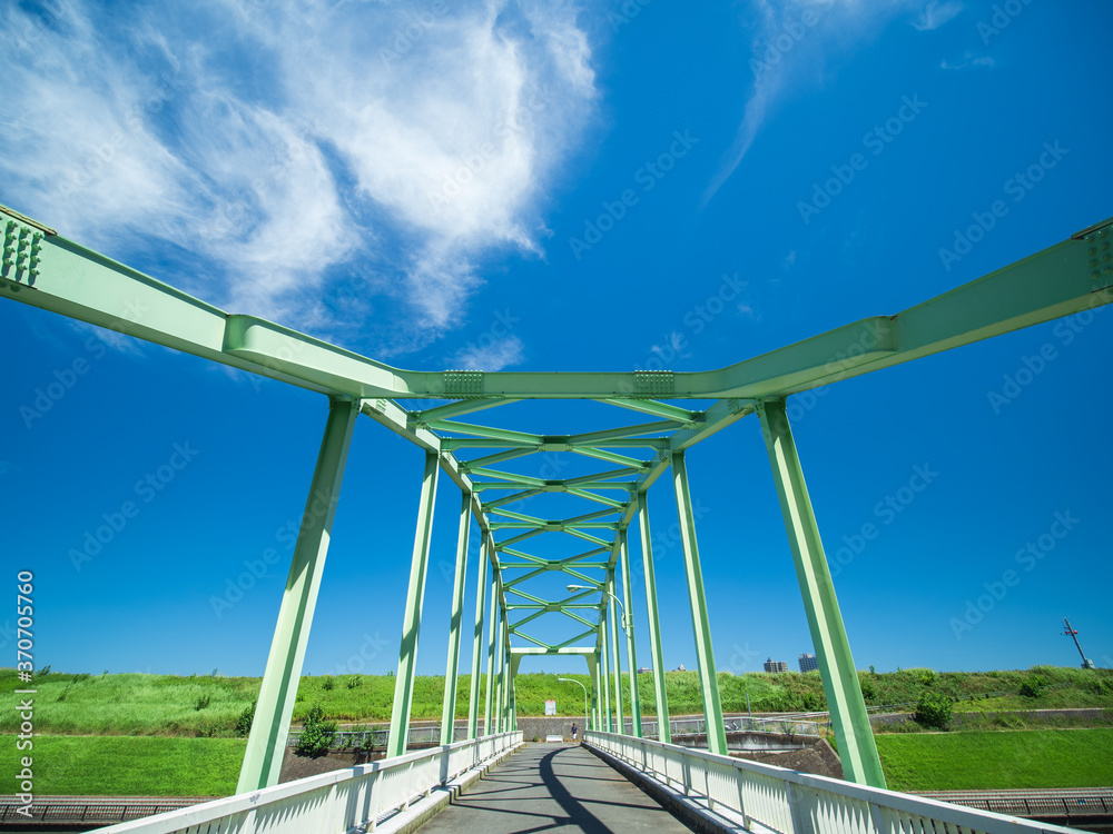 夏の青空と橋の風景 8月 夏の青空と橋の風景 8月